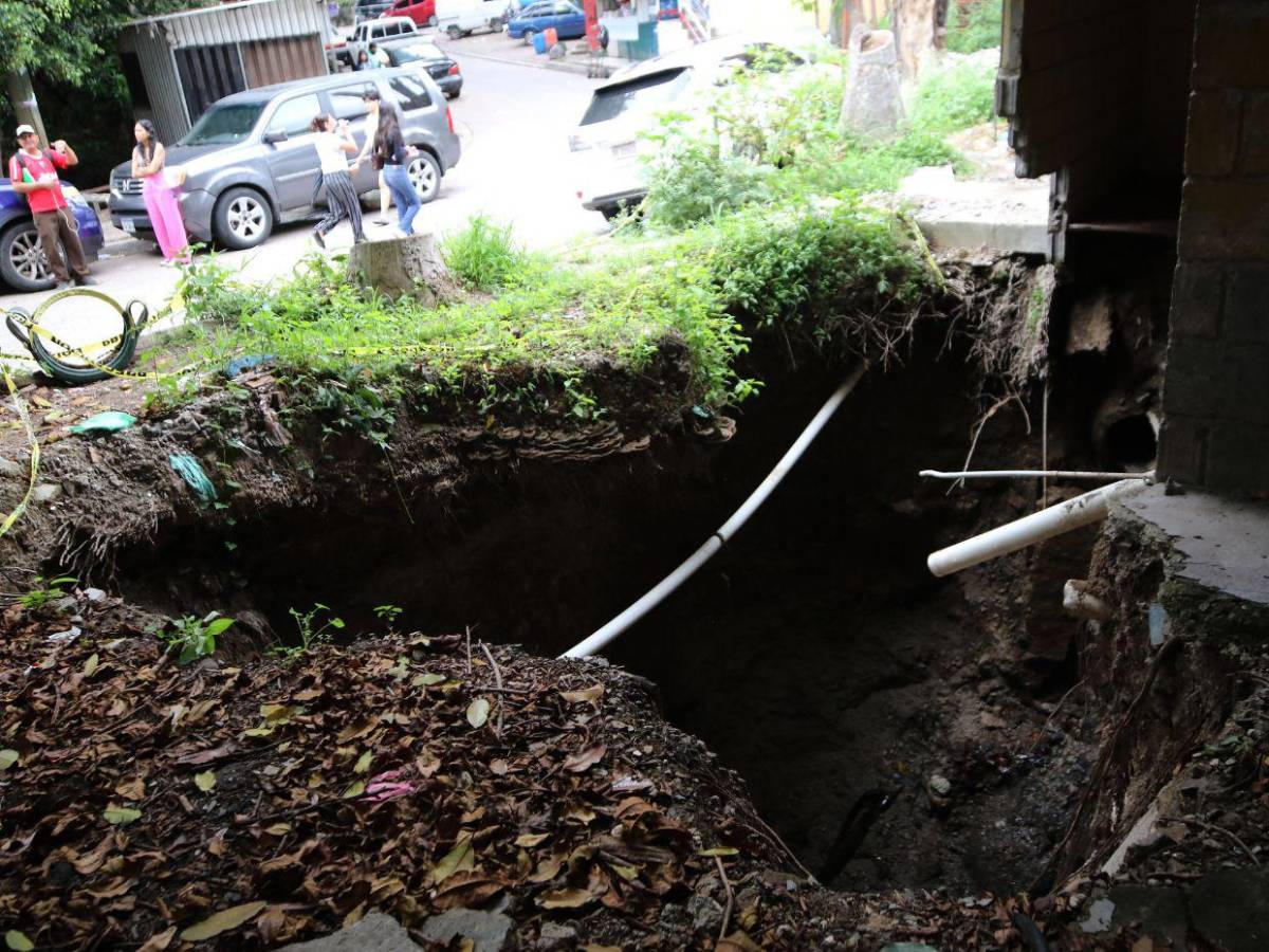 Socavones ponen en riesgo conductores y vecinos en distintos puntos de la capital