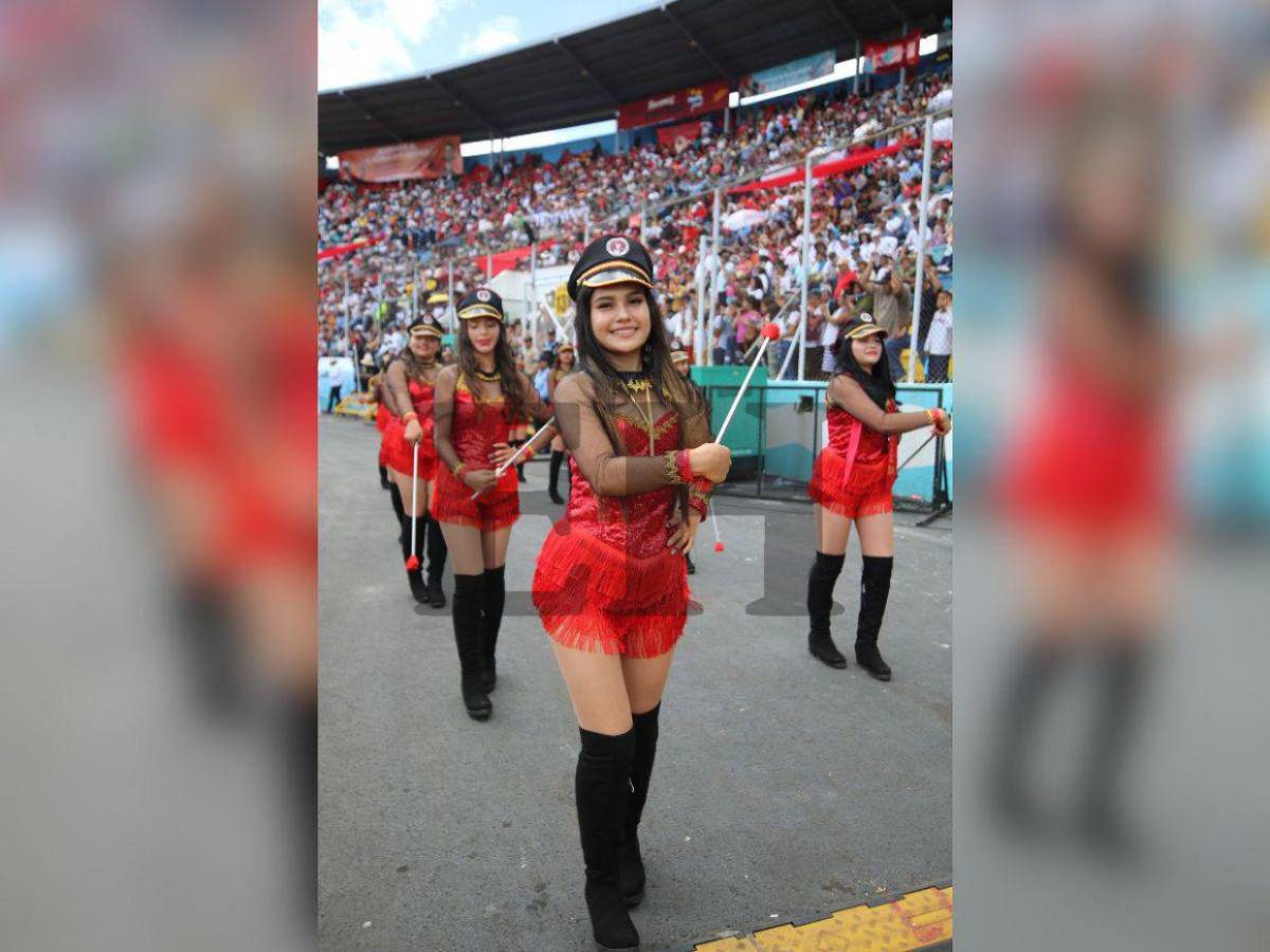 Por segunda vez, Michelle Sánchez vuelve a robar suspiros en los desfiles patrios