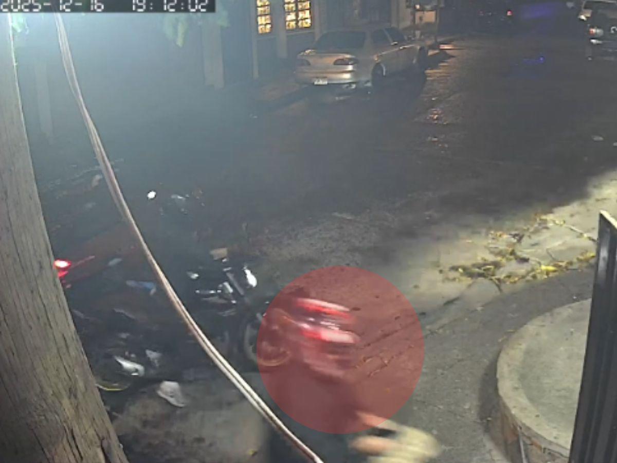 Cuadro a cuadro del momento en que dos hombres despojan de su motocicleta a un ciudadano