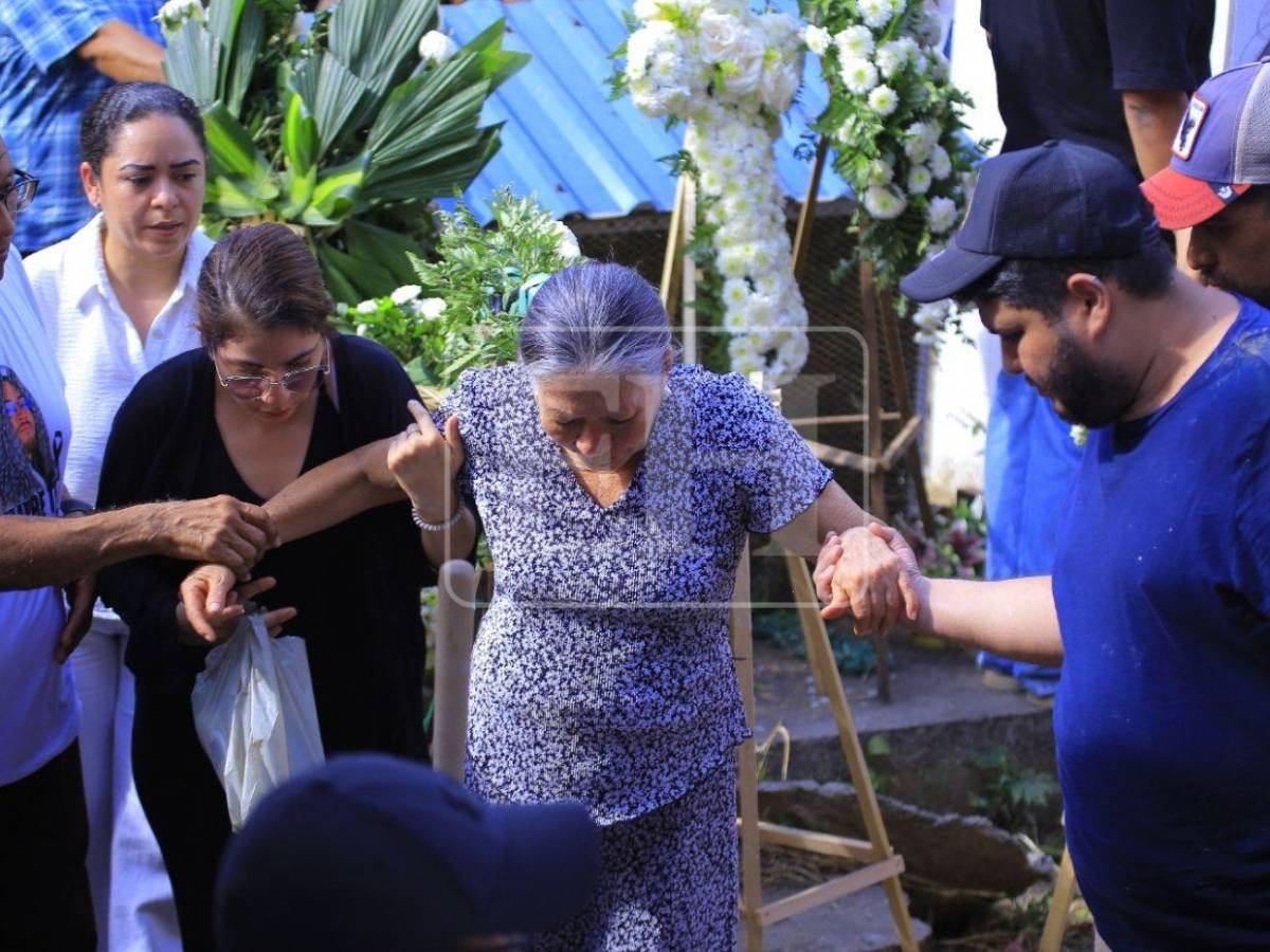 Entre fotos, globos blancos y alabanzas, así fue la sentida despedida de Hernán Martínez