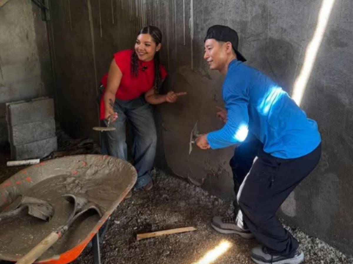 Dunia Santos regresa a Honduras y rompe en llanto al ver la realidad de una escuela