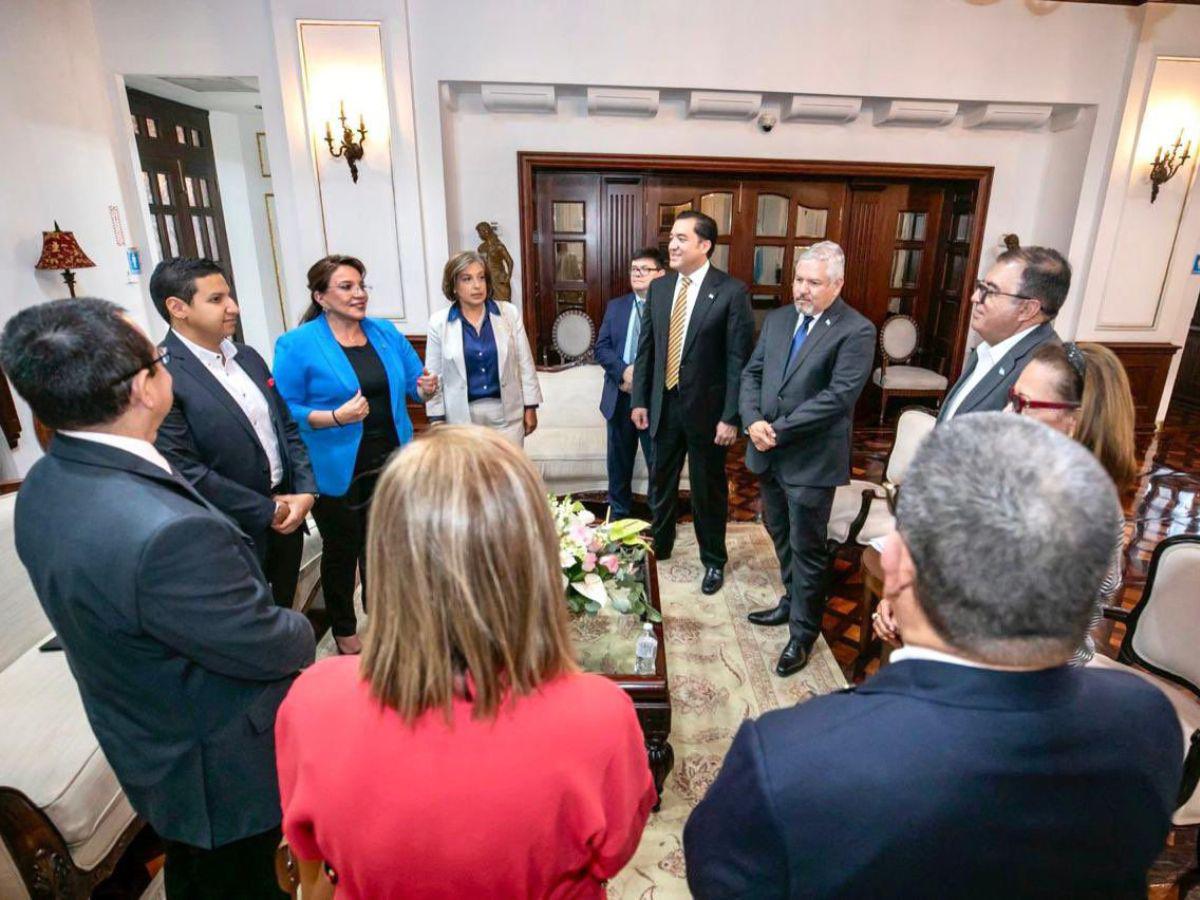 La presidenta Xiomara Castro estuvo acompañada del secretario privado, Héctor Zelaya, el canciller Reina, el titular de Desarrollo Económico, Fredis Cerrato, entre otros.