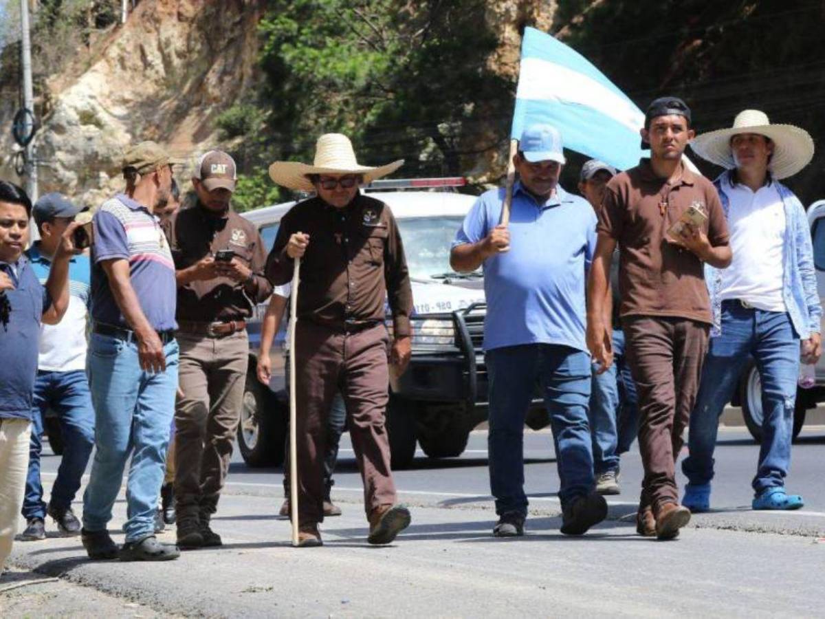 Padre Leopoldo sigue su camino a la capital por la democracia y el diálogo