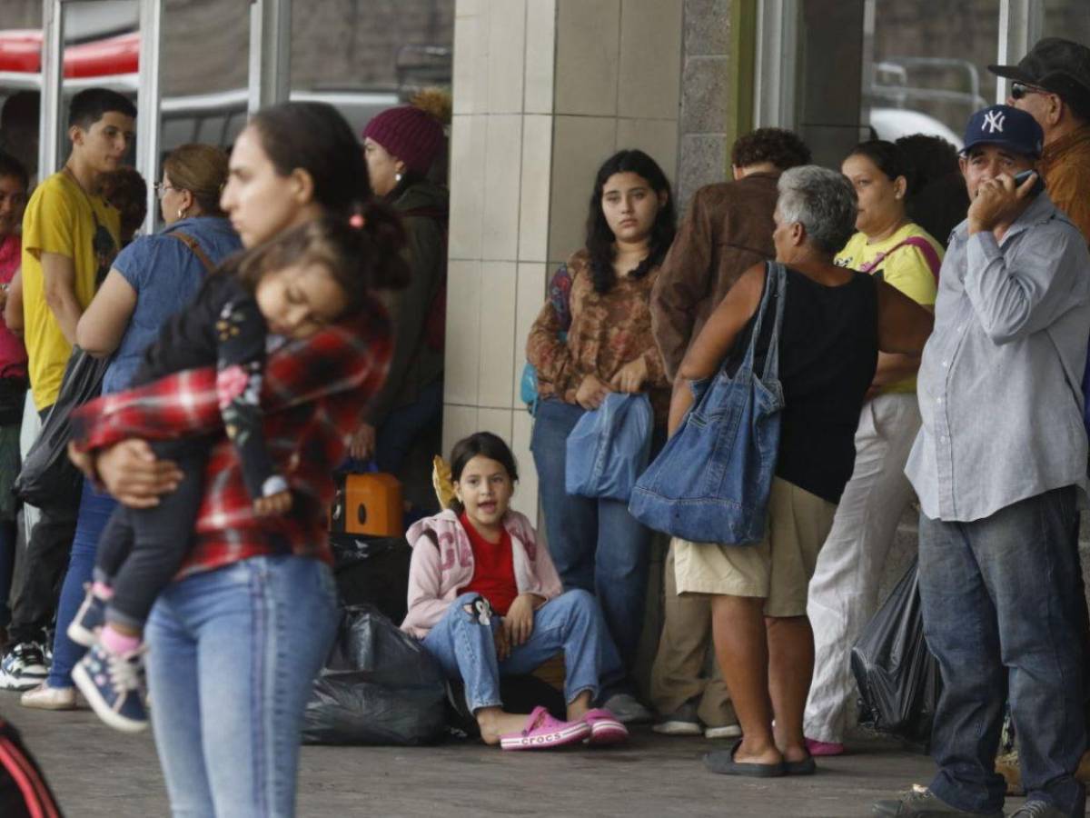 Sampedranos abarrotan la Central Metropolitana a horas de elecciones generales