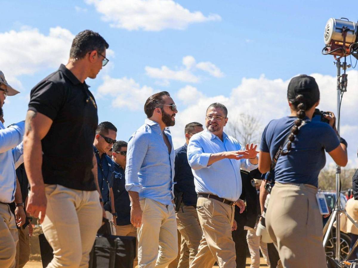 Rodrigo Chaves y Nayib Bukele colocan primera piedra de megacárcel en Costa Rica inspirada en CECOT