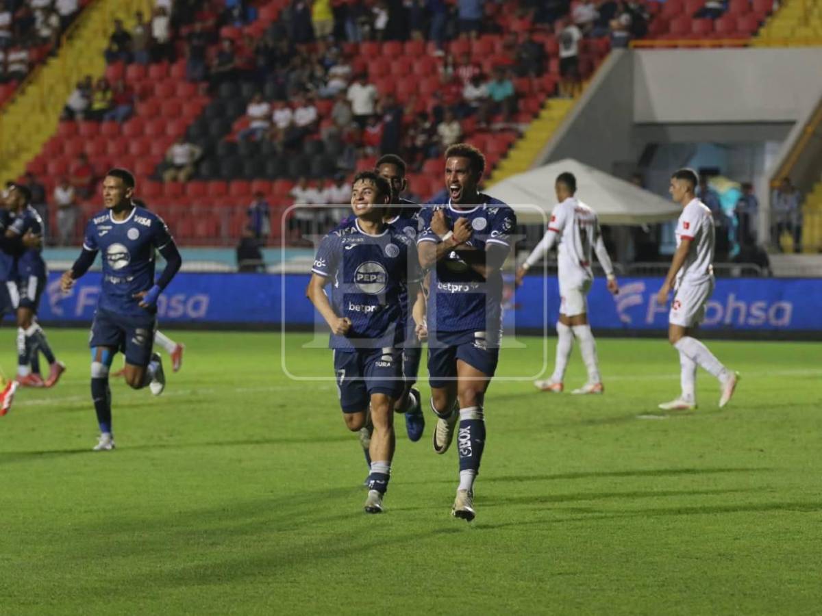 Menjívar enciende a la Revo, polémica bronca del Olimpia con el árbitro y De Olivera salvó a Motagua