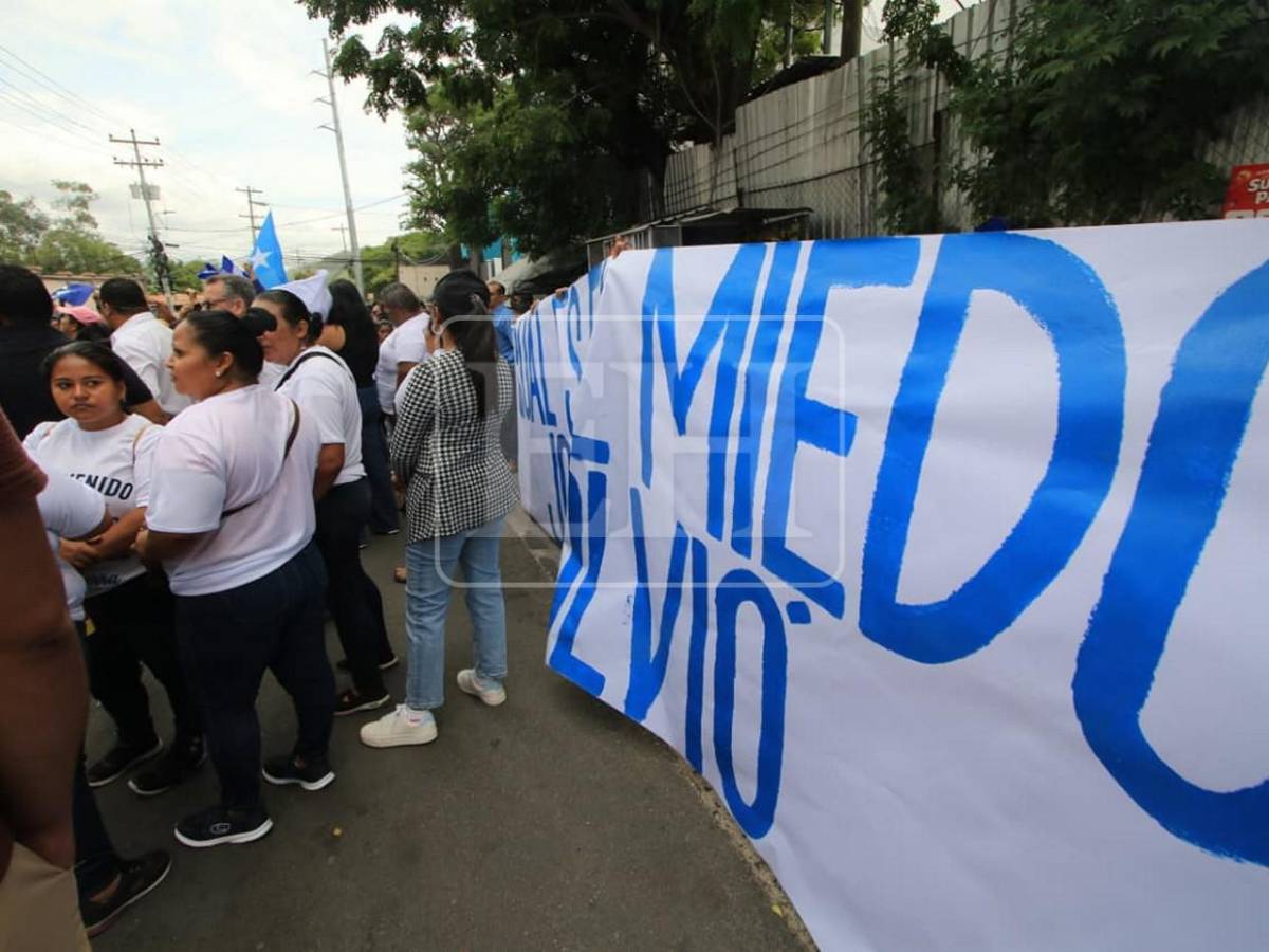 Militantes del Partido Nacional llegan a la CSJ a respaldar a Juan Orlando Hernández