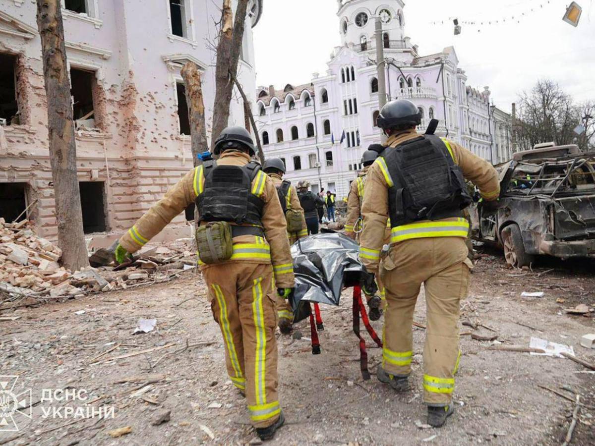 Impactantes y crudas imágenes del ataque ruso a Sumy que deja más de 30 muertes Impactantes y crudas imágenes del ataque ruso a Sumy que deja más de 30 muertes