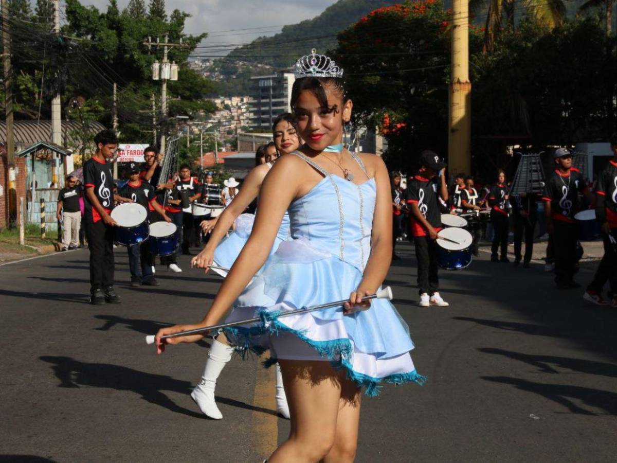 Las bellas palillonas y pomponeras que amenizaron los desfiles de educación básica 2025