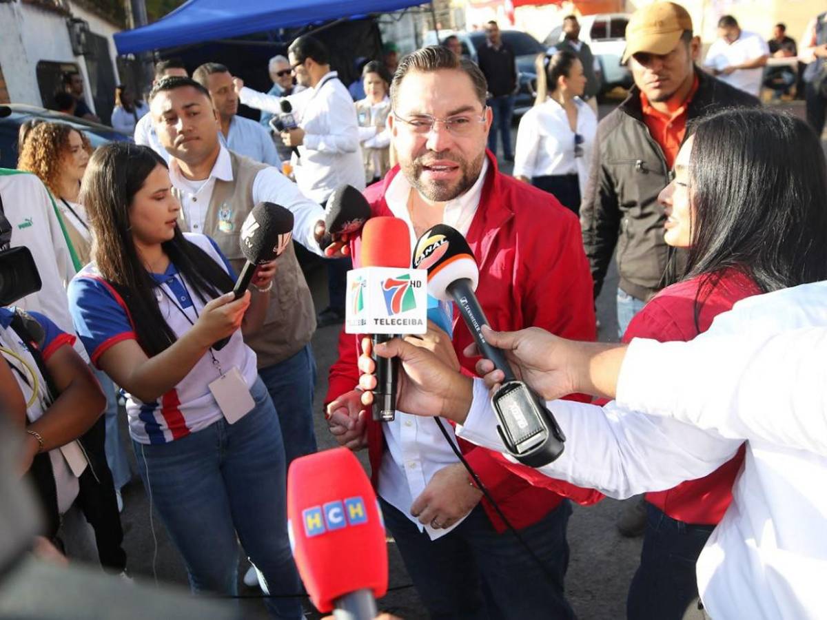 “Llorón traidor” le gritan a Jorge Cálix simpatizantes de Libre en su centro de votación