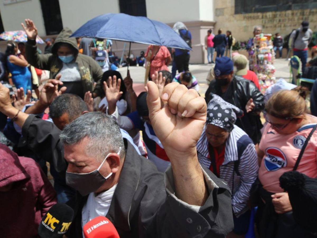 De aquí no nos vamos: afectados de Koriun protestan en los bajos del Congreso Nacional