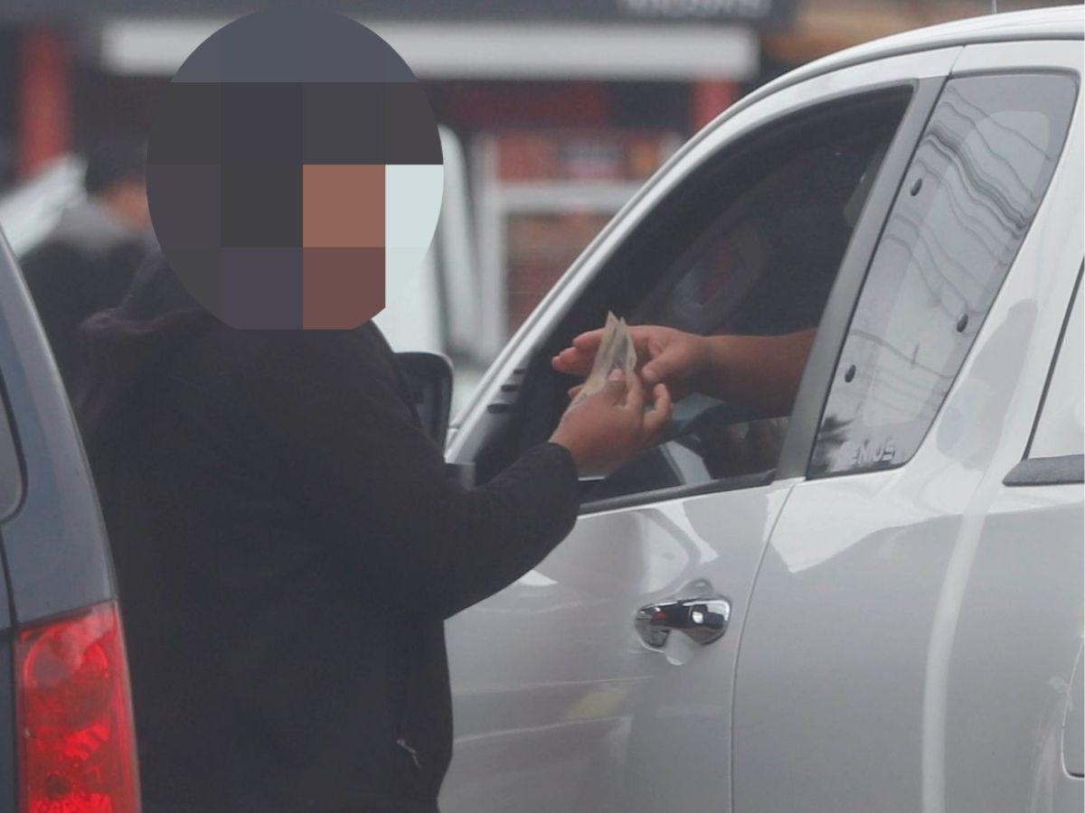 Compramos licencias de conducir a policías, los agentes corruptos de la DNVT hacen negocio sacando licencias.