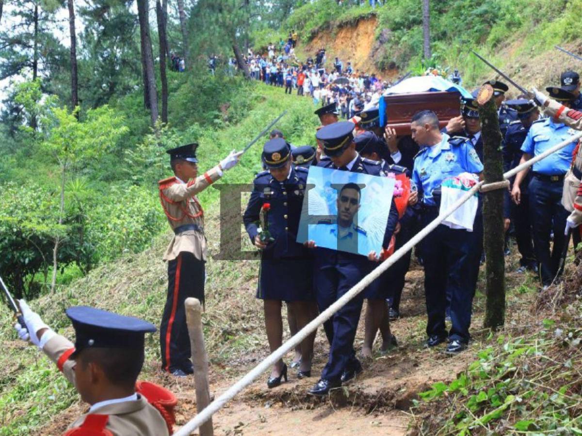 Compañeros de inspector Kevin Pérez lo despiden entre llanto y homenajes