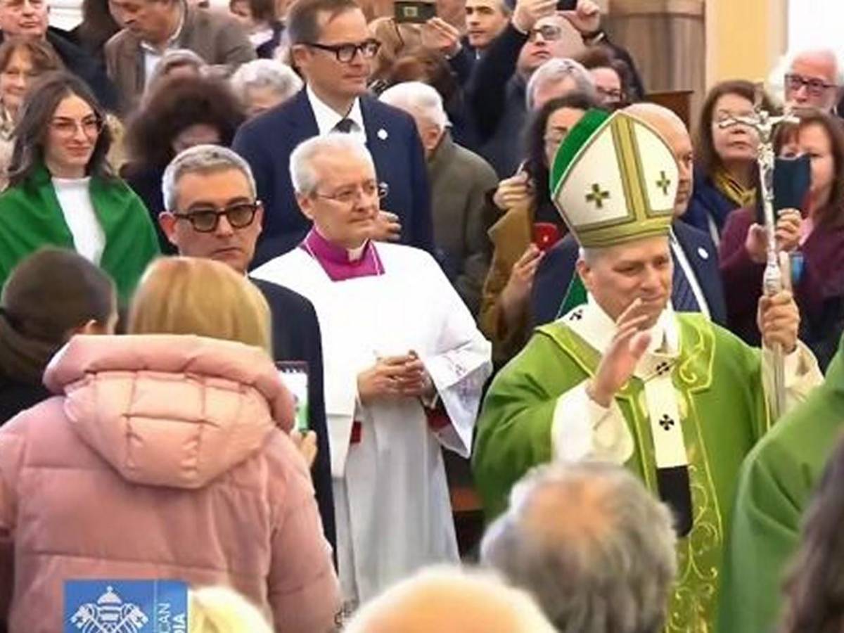 Dos monaguillas al lado del papa León XIV son noticia y reavivan debate