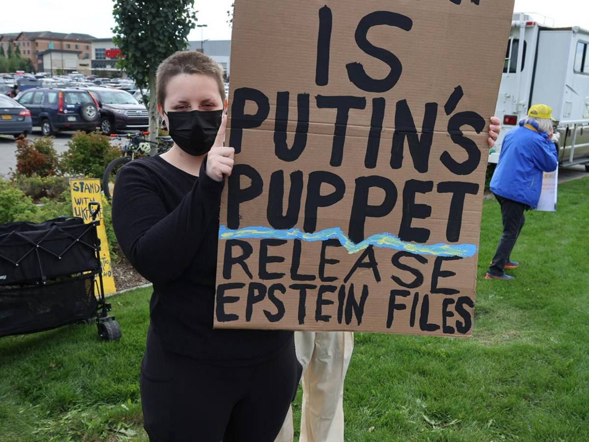 Entre alfombra roja y carteles de rechazo: así fue recibido Putin en Alaska