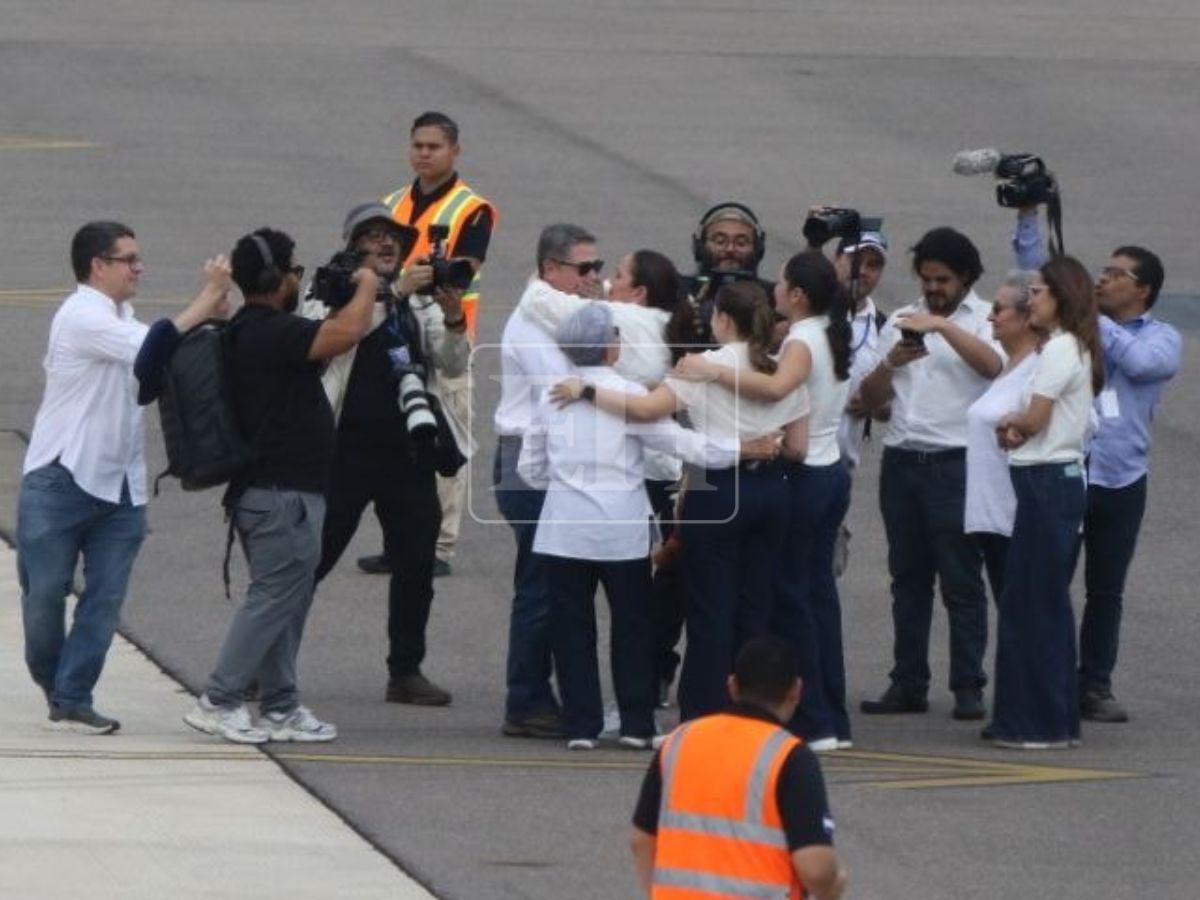 El esperado beso que Ana García le dio a Juan Orlando Hernández tras su regreso a Honduras