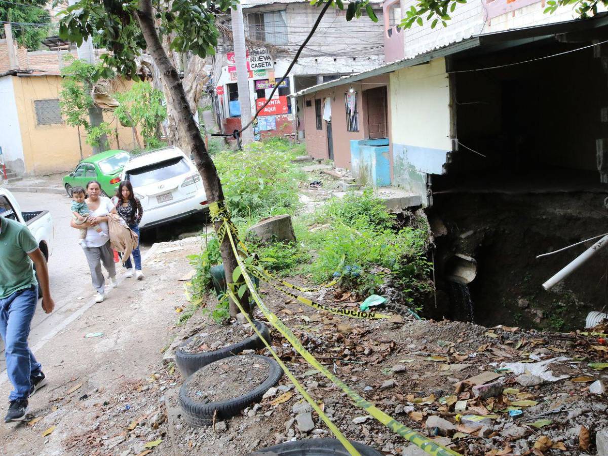 Socavones ponen en riesgo conductores y vecinos en distintos puntos de la capital