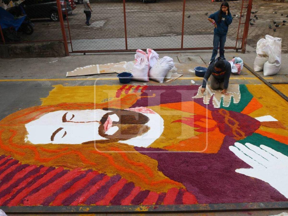 Arte, fe y devoción: Avenida Cervantes luce colorida con las alfombras de aserrín