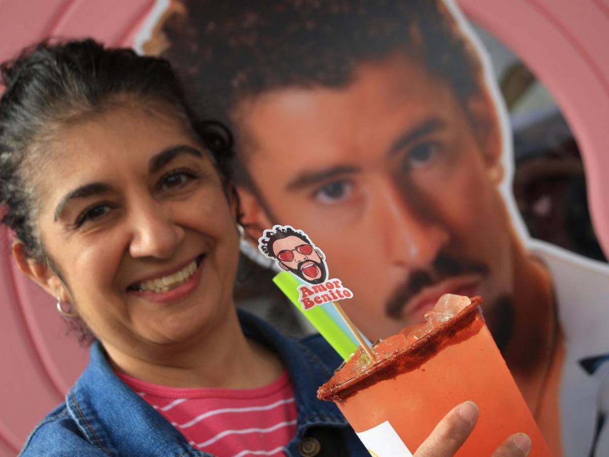 Fans de Bad Bunny en Houston celebran concurso de dobles antes del halftime show