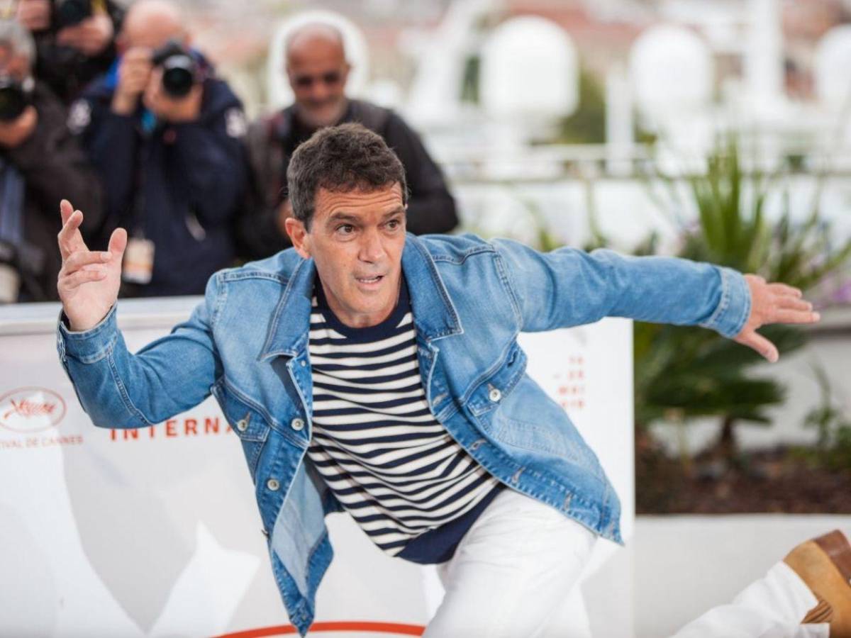 Antonio Banderas procesiona en Málaga y defiende la Semana Santa solidaria