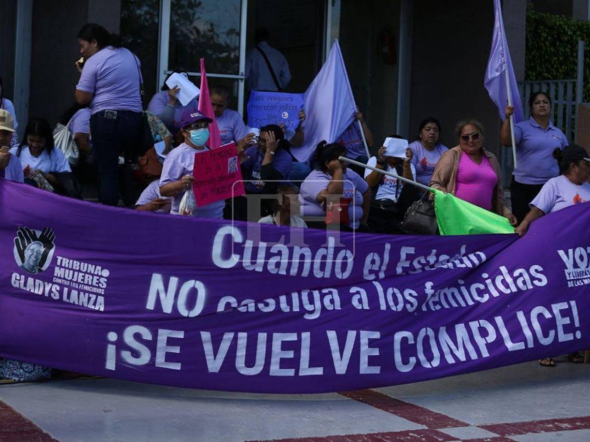 Colectivos feministas exigen justicia en los casos de femicidios frente a la Corte Suprema