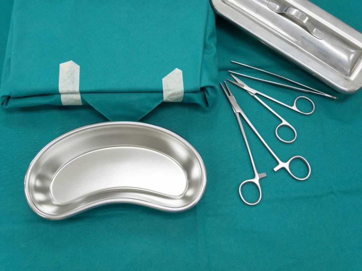 Mujer descubre tijeras olvidadas en su abdomen siete meses después de cirugía estética