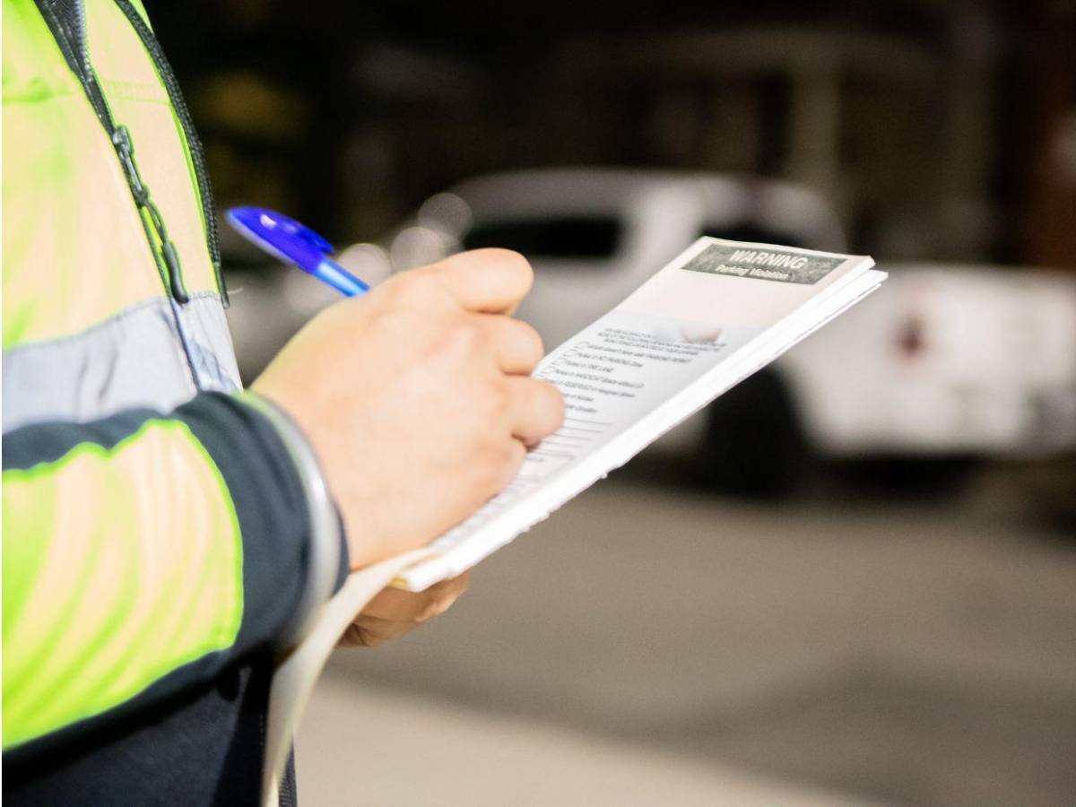 Influencer sin mano derecha fue multada por usar el teléfono mientras conducía