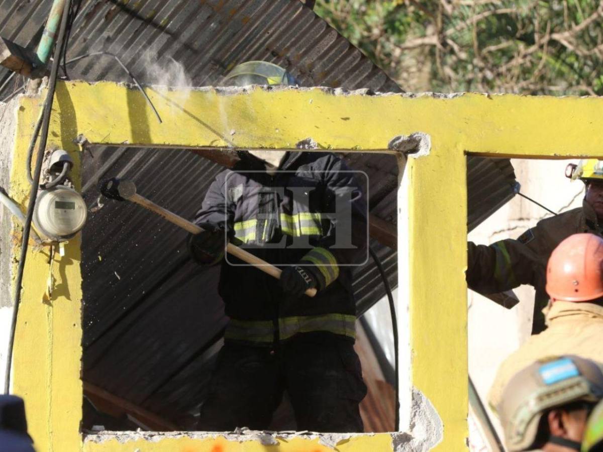 Retiran escombros y quitan volqueta de la zona del accidente en Villa Nueva