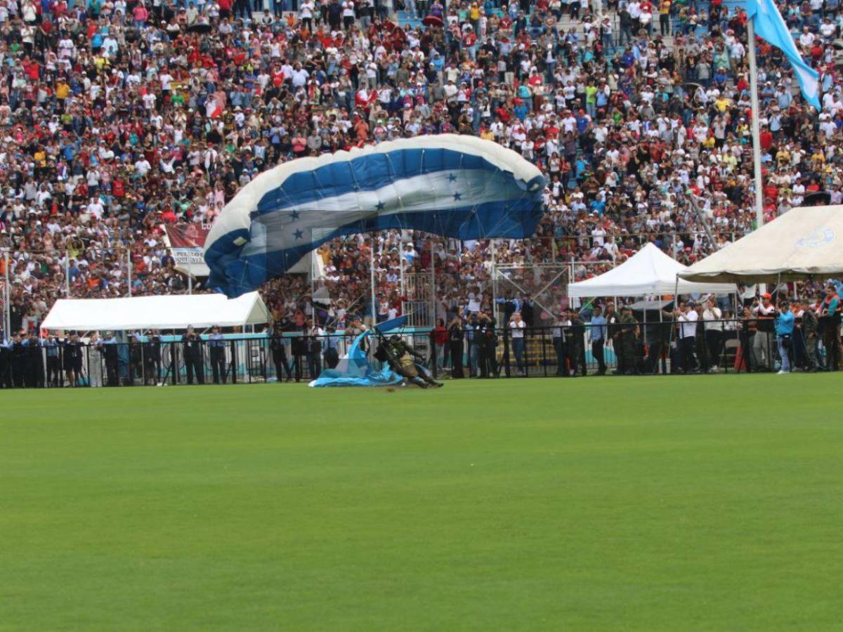 Cuadro a cuadro, así fue la brutal caída de un paracaidista en el Estadio Nacional