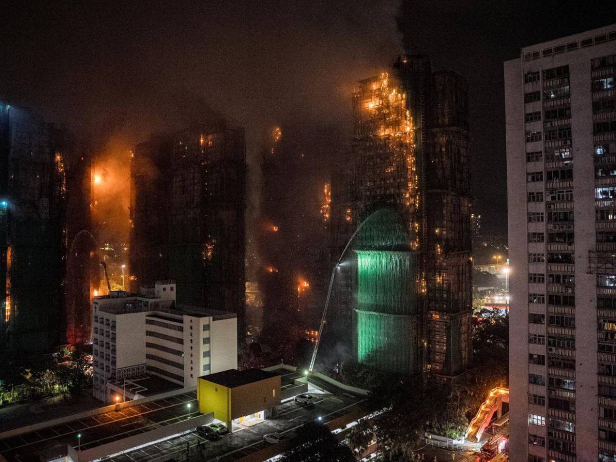 Sube a 36 la cifra de muertos por voraz incendio en edificios de Hong Kong