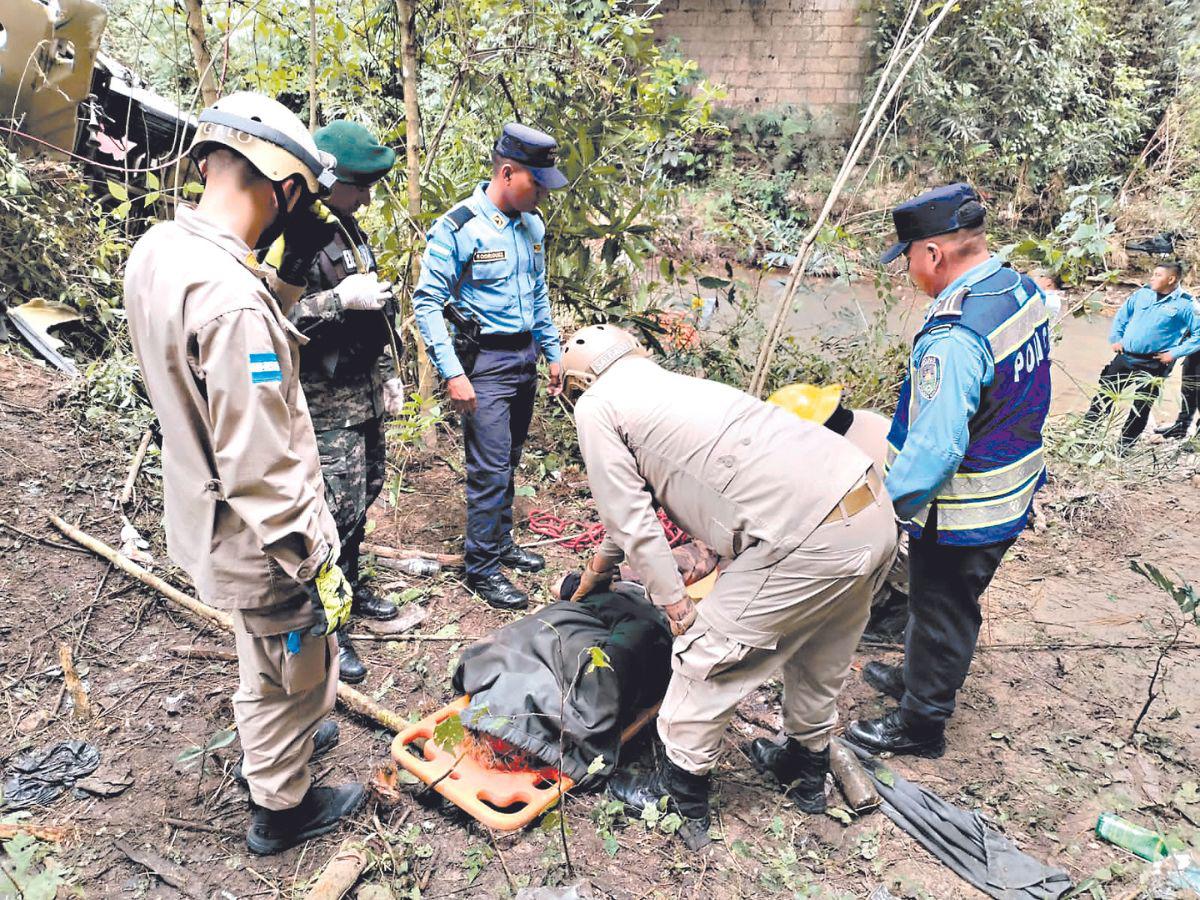 Maestra y su nieto murieron; familiares siguen graves tras accidente