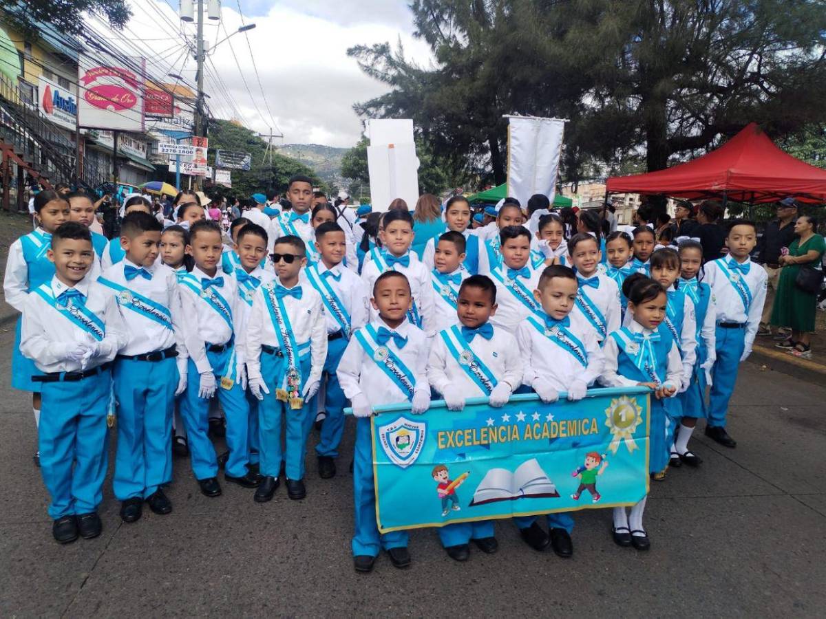 Los pequeñines que dan la milla extra también llenan de orgullo y excelencia los desfiles