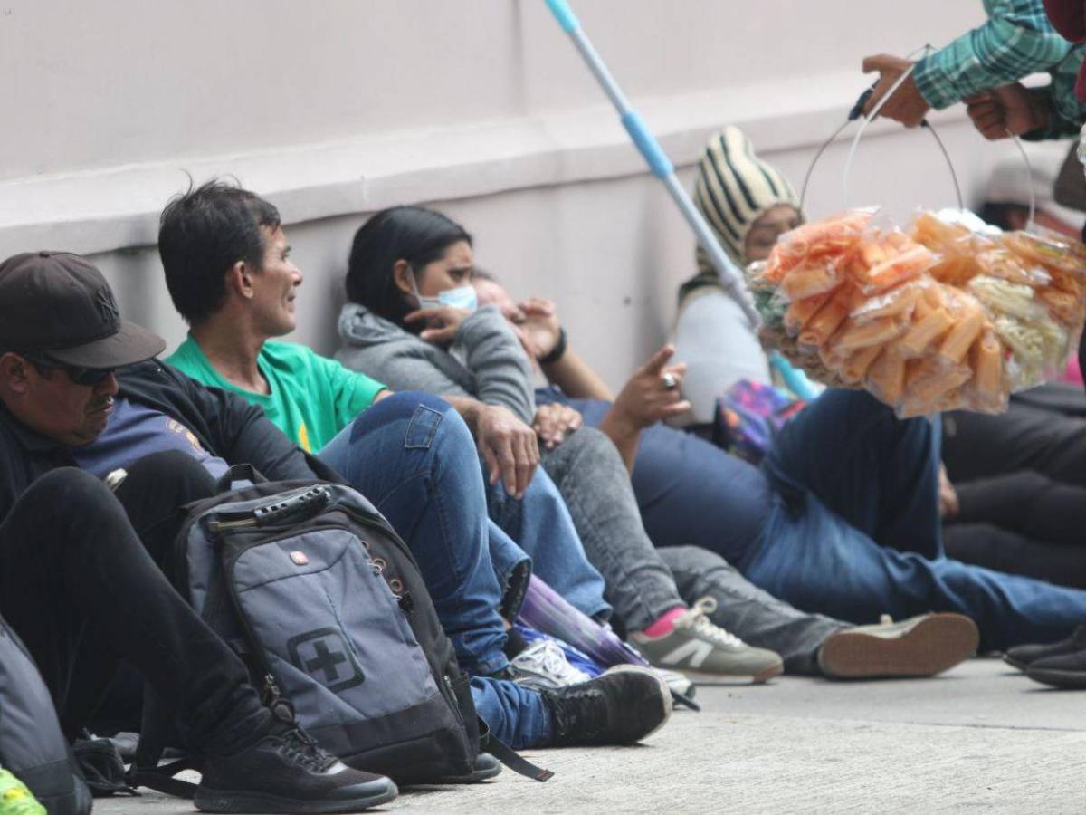 De aquí no nos vamos: afectados de Koriun protestan en los bajos del Congreso Nacional