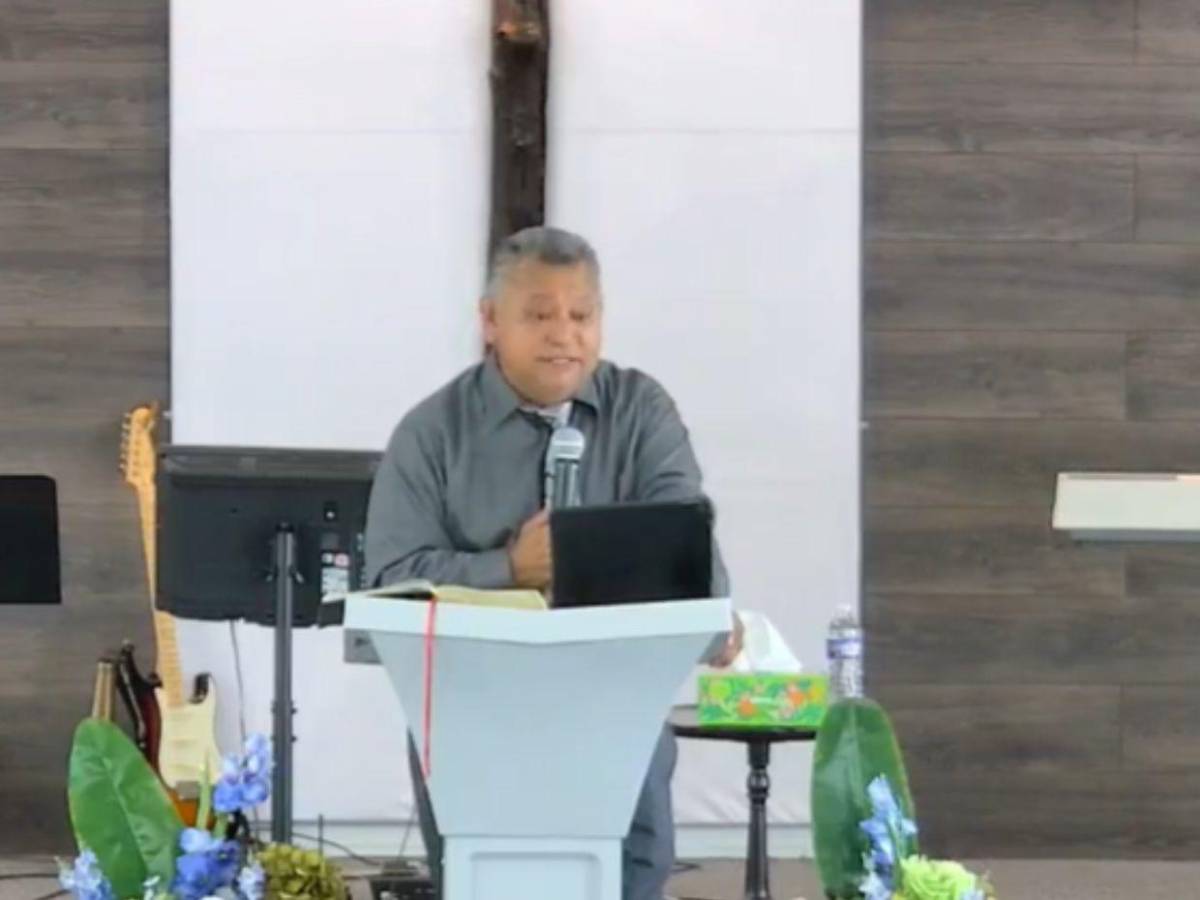 Durmiendo en una banca y sin productos de higiene: denuncian maltrato hacia pastor Daniel Fuentes