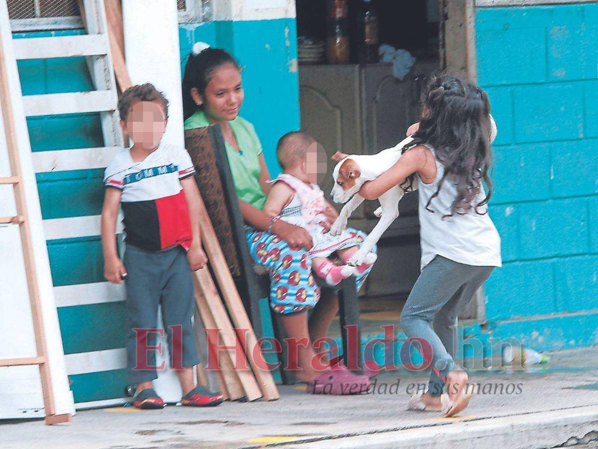 Las aulas de clases se convirtieron en pequeños refugios temporales de cuatro paredes para los que quedaron sin hogar por el deslizamiento en la colonia Guillén.