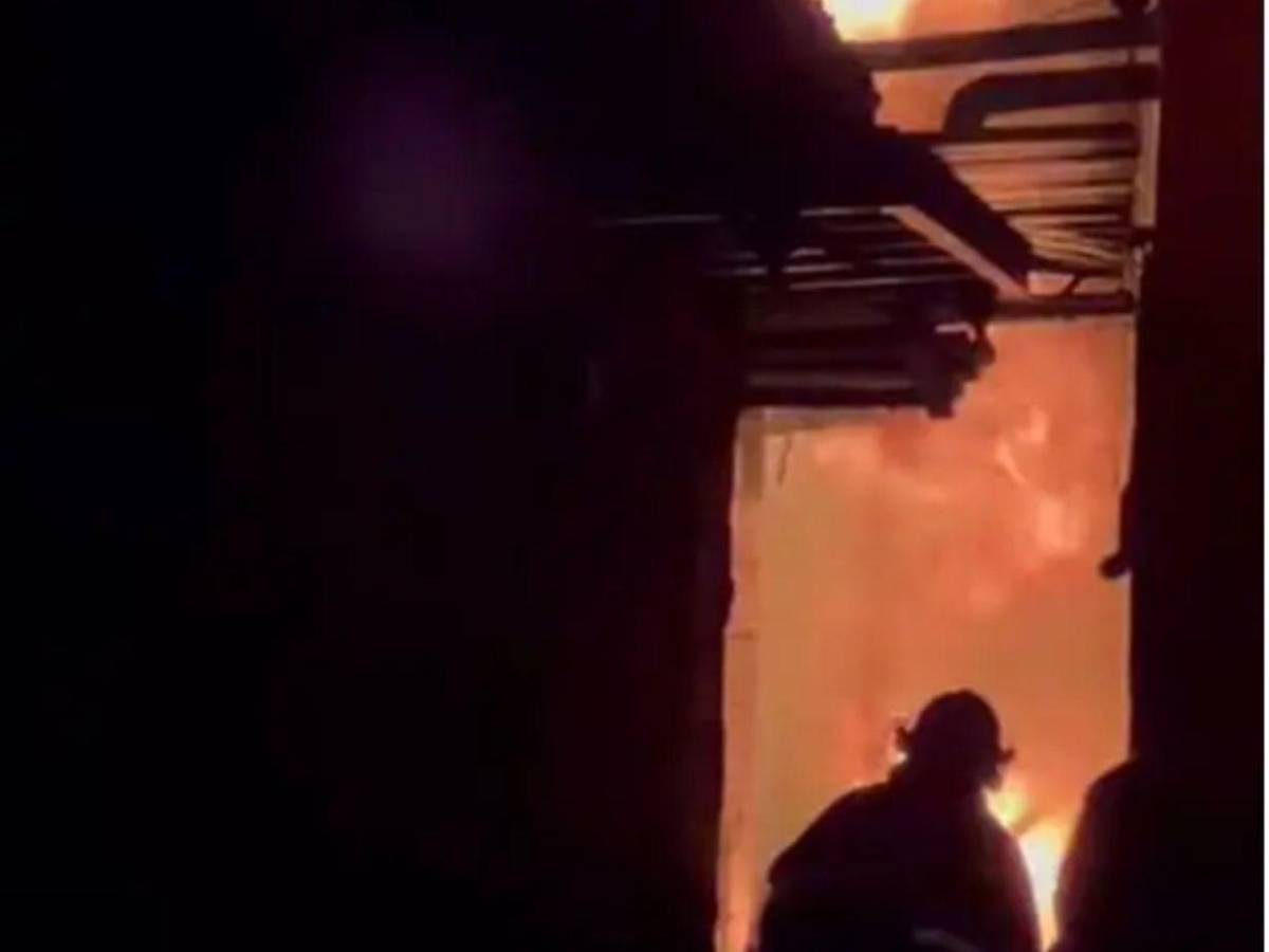 Bomberos heridos, negocios en cenizas y pérdidas cuantiosas: incendio en el mercado Galindo