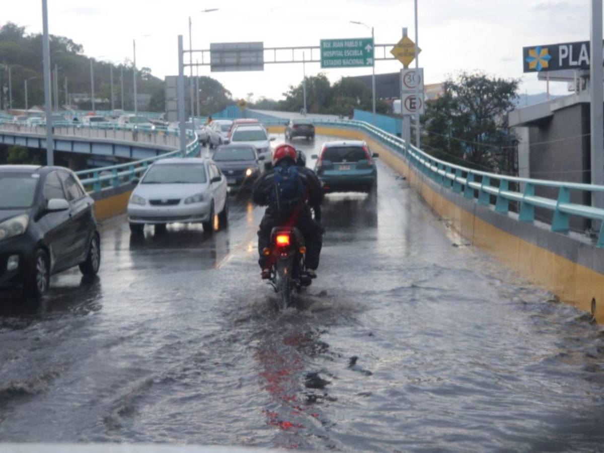 Inundaciones y toneladas de basura dejan las lluvias de este martes en la capital