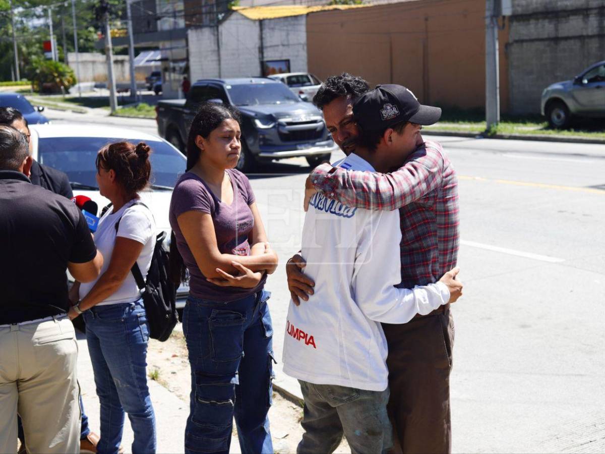 Entre lágrimas y abrazos, esperan restos de los seis fallecidos en incendio en SPS