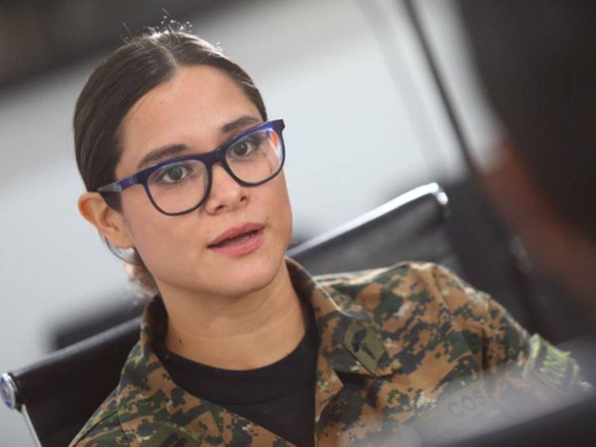 ¿Quién es Karla Trigueros, la militar que es ministra de Educación en El Salvador?
