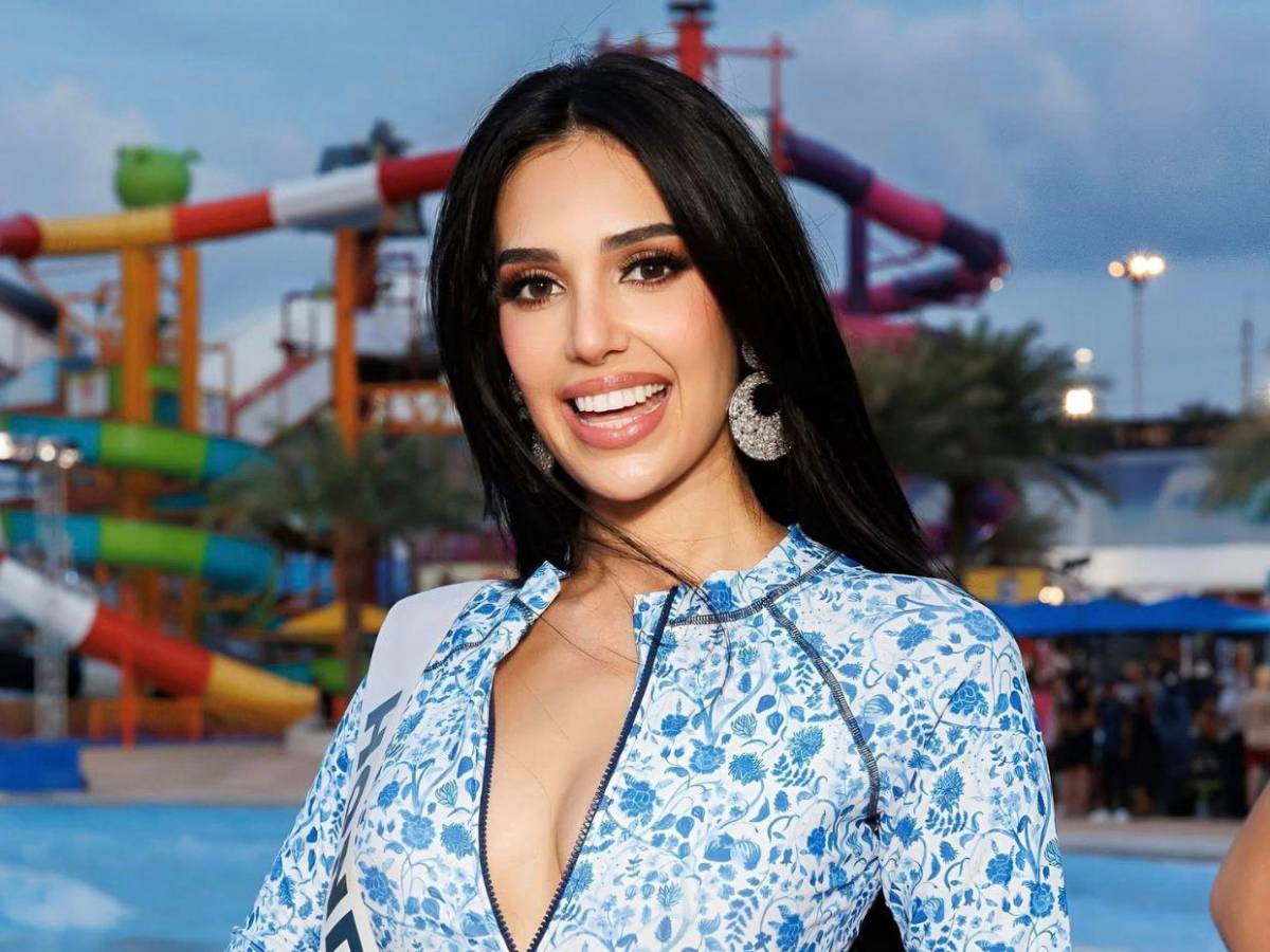 Alejandra Fuentes deslumbró con look azul y brillante en entrevista con jurado de Miss Universo