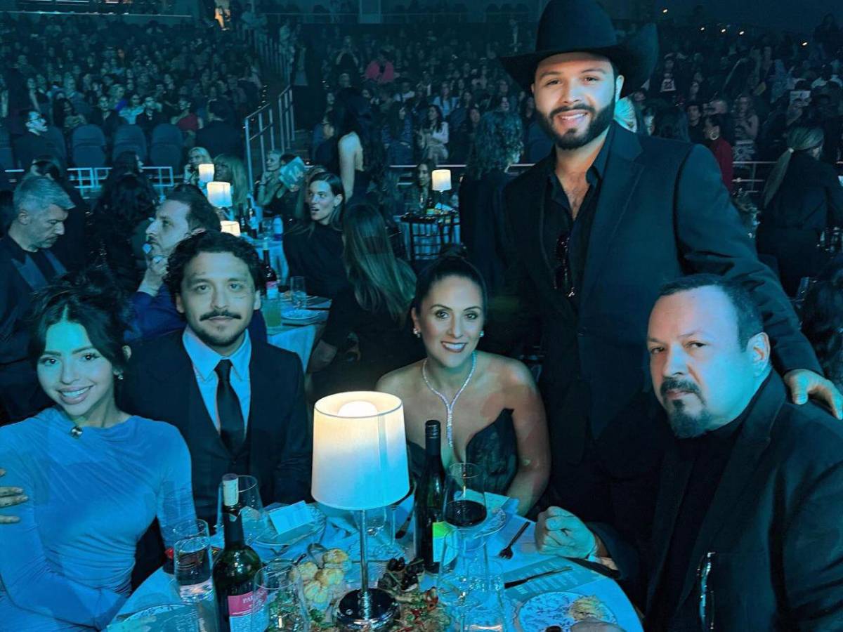 Christian Nodal se distancia de sus padres mientras vive su romance con Ángela Aguilar