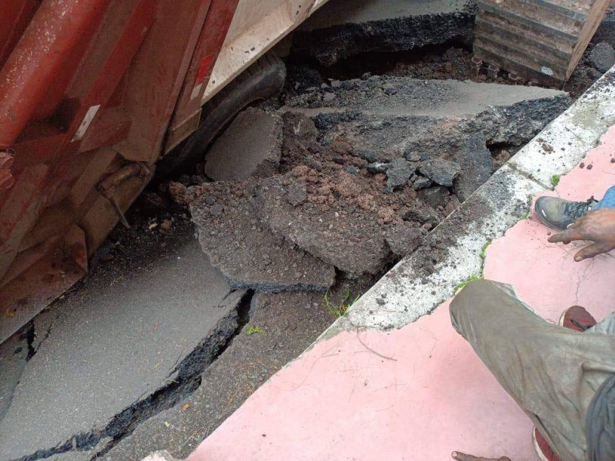 Se hunde pavimento en la colonia Miraflores; camión quedó atascado