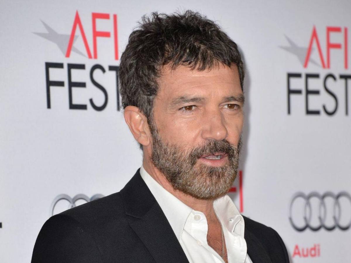 Antonio Banderas procesiona en Málaga y defiende la Semana Santa solidaria