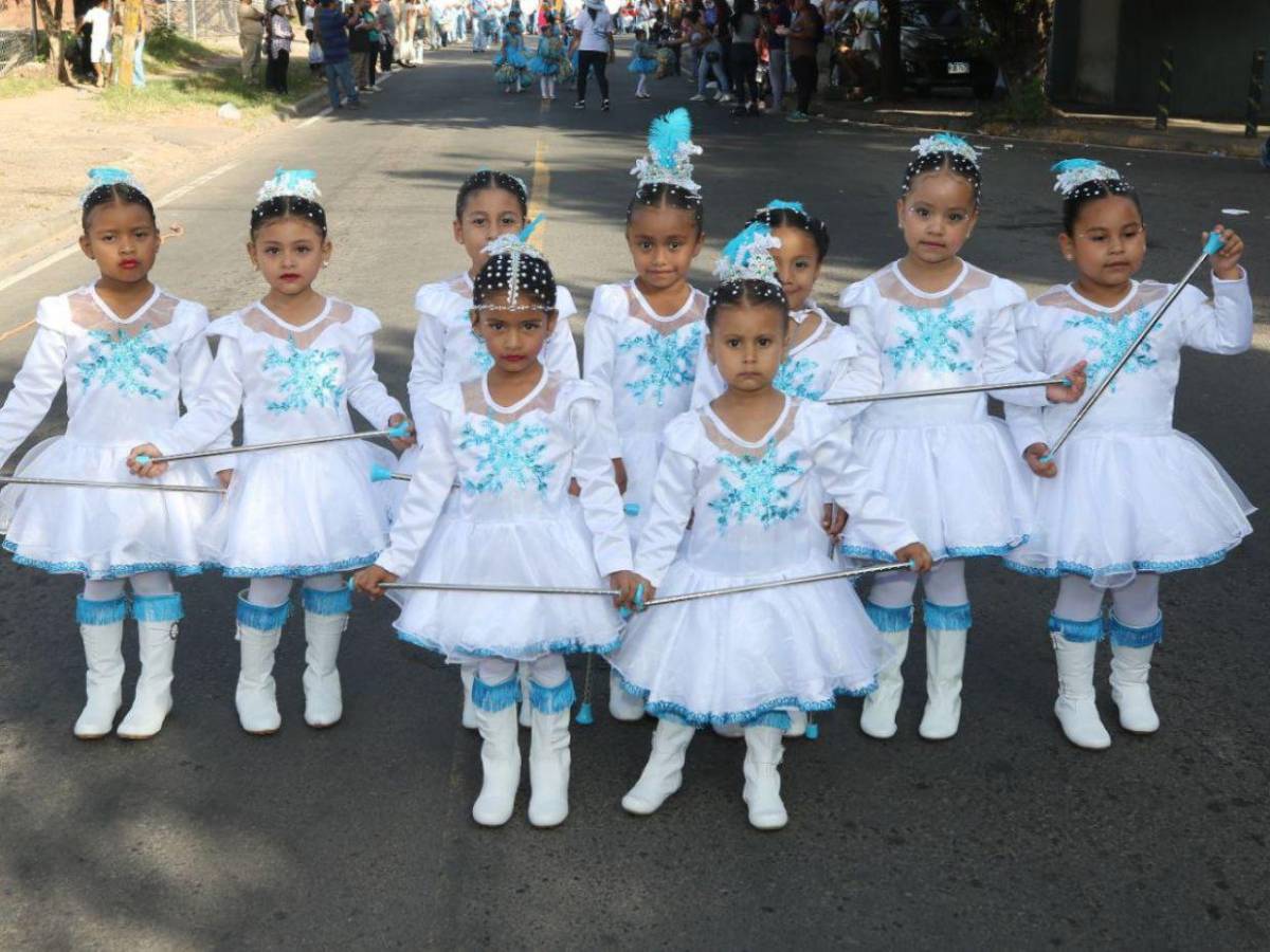 Portando los colores patrios, niños de preescolar rinden homenaje a Honduras