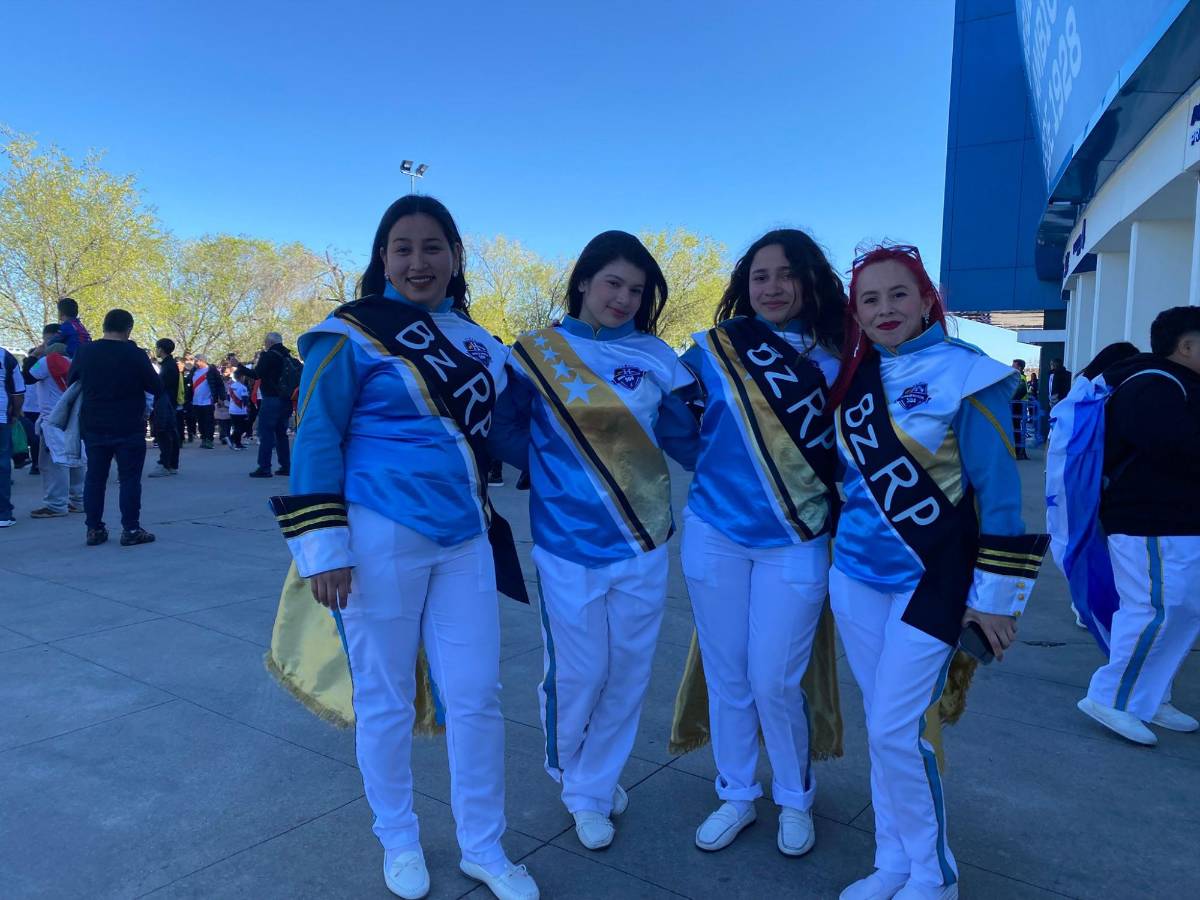 Banda que estuvo con Daddy Yankee sorprende en juego de Honduras y el Chucky peruano