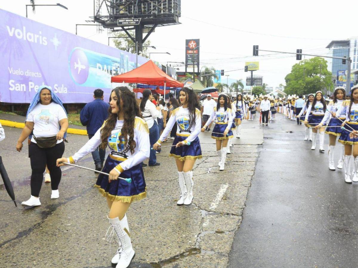 Multitudinarios desfiles se viven en San Pedro Sula
