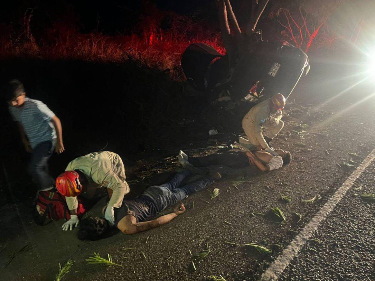 Quedó atrapado en un árbol: las imágenes del brutal accidente que deja dos muertos en Jutiquile