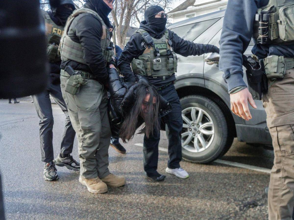 Por la fuerza sacaron a mujer de su carro durante violentas protestas en Minneapolis