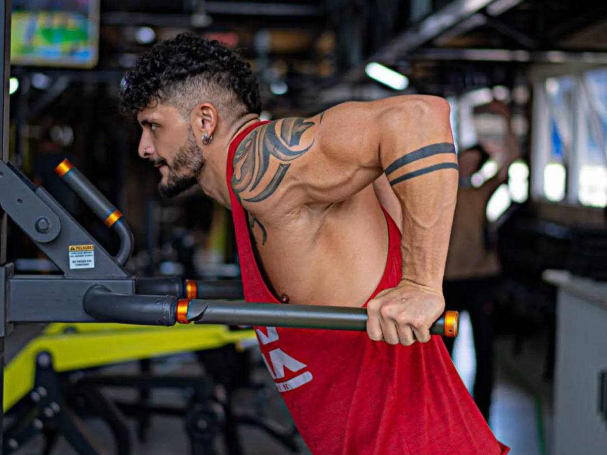 De albañil a bailarín: Rodrigo Jara, el “diablo” en el video musical “Dolce” de Cazzu