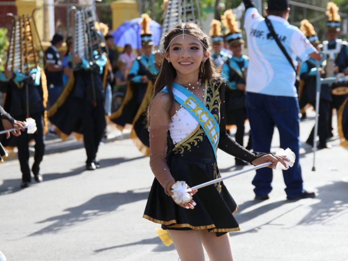 Las bellas palillonas y pomponeras que amenizaron los desfiles de educación básica 2025
